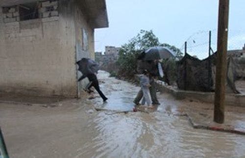 Cover Image for منخفض جوي بغزة يؤدي إلى إغراق مئات المنازل