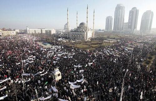 Cover Image for رئيس الشيشان يقود مسيرة ضد “الرسوم المسيئة”