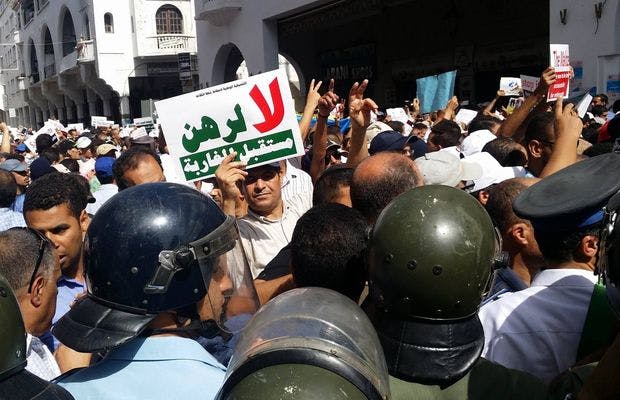 Cover Image for السلطة تمنع المسيرة الرافضة لخطة التقاعد وتعنف المشاركين