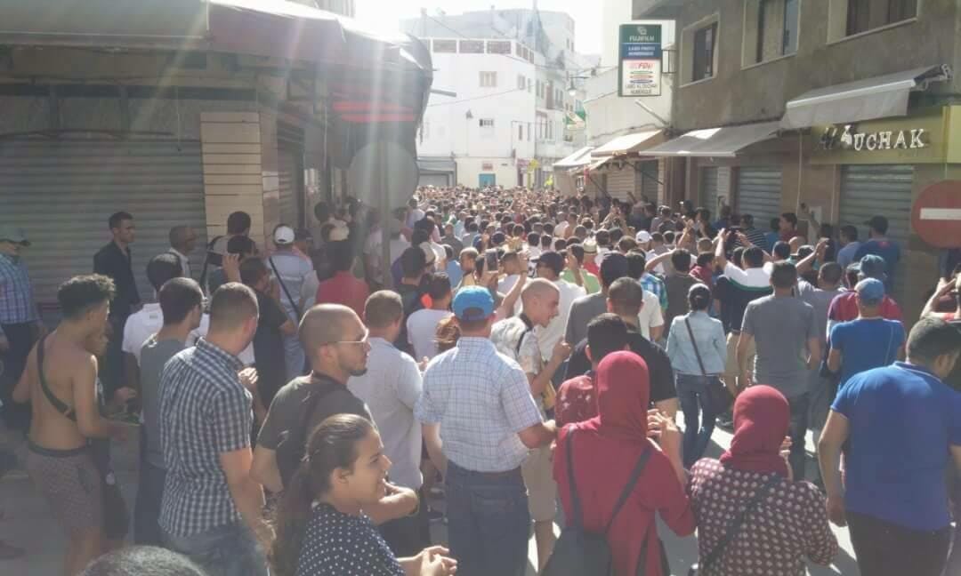 Cover Image for مسيرة 20 يوليوز: انطلاقة قوية لمسيرات متفرقة من أحياء الحسيمة