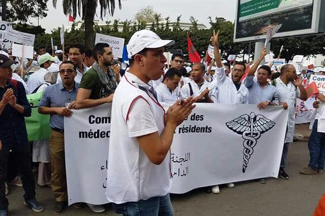 Cover Image for في الشهر التاسع لنضالهم.. أطباء القطاع العام يصعدون احتجاجهم ويطلقون صرخة غضب