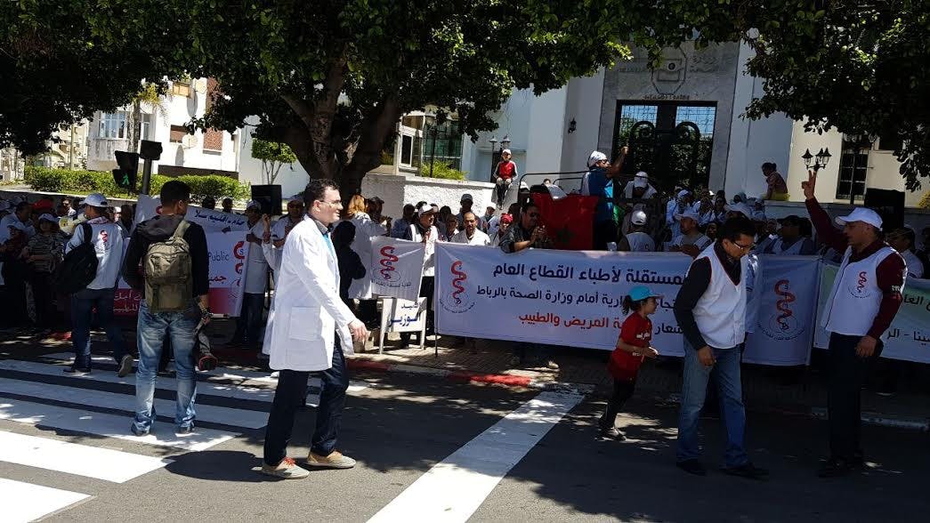 Cover Image for أطباء القطاع العام يواصلون نضالهم لإصلاح الواقع الصحي باحتجاج أمام الوزارة الوصية