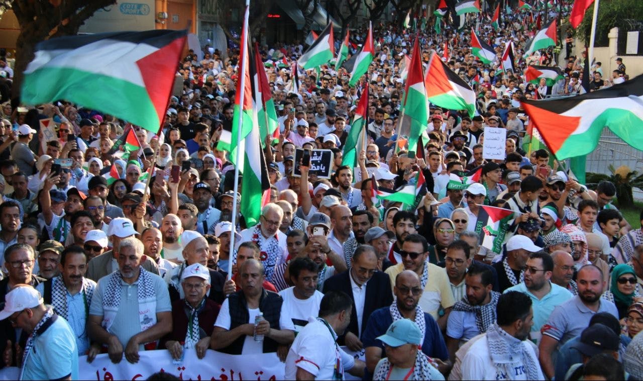 Cover Image for الشعب المغربي يقول كلمته مُجدّدا: مسيرة حاشدة في طنجة رفضا للتطبيع ودعما لفلسطين